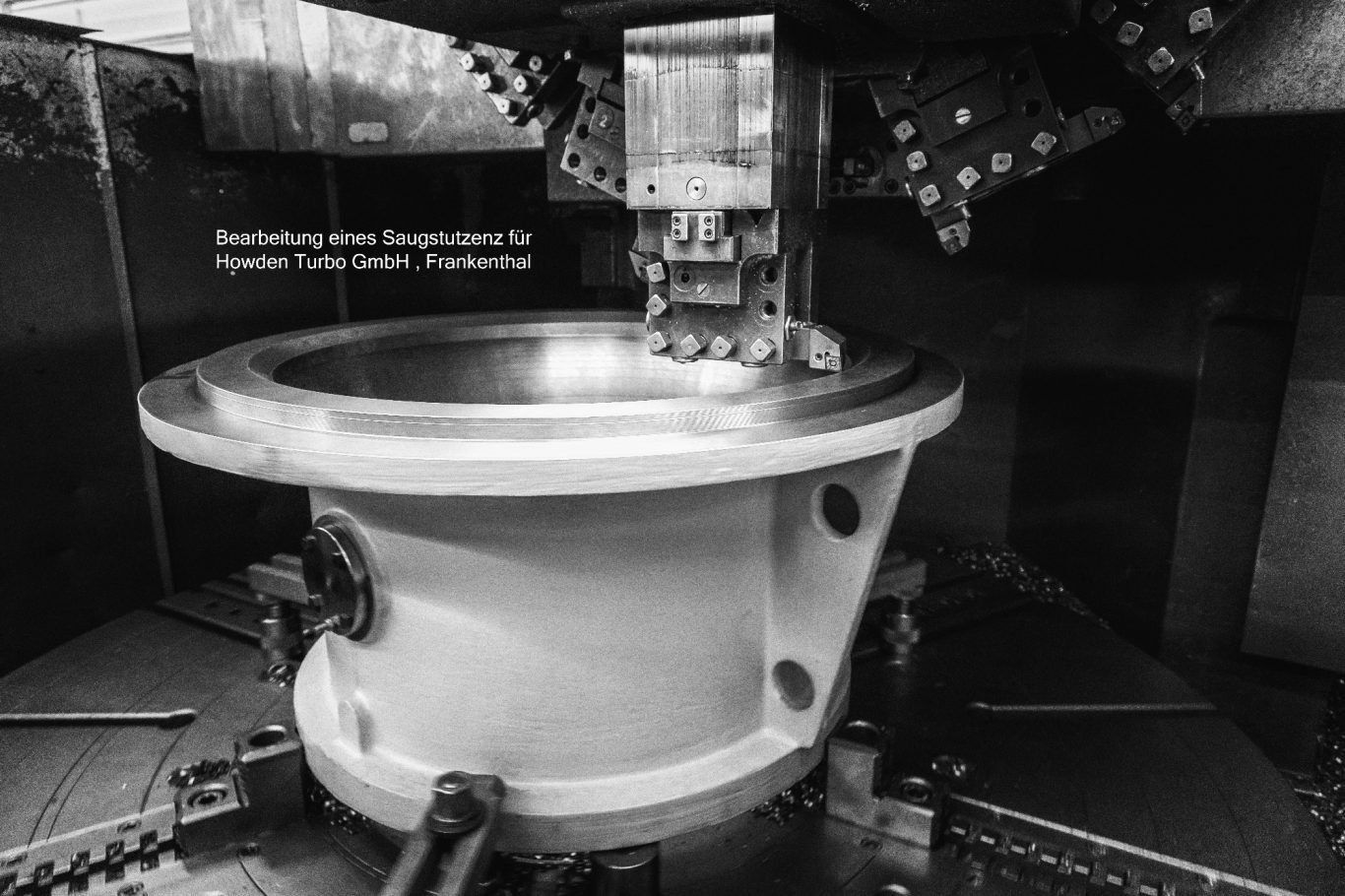 Eine große metallene Drehvorrichtung in einer industriellen Umgebung.