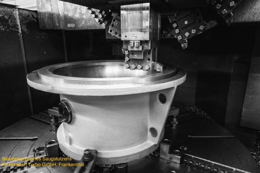 Machining einer großen Metallkomponente in einer modernen Fertigungsumgebung.