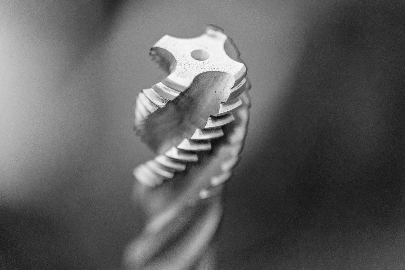 Nahaufnahme eines spiralförmigen Metallschneiders mit scharfen Kanten.