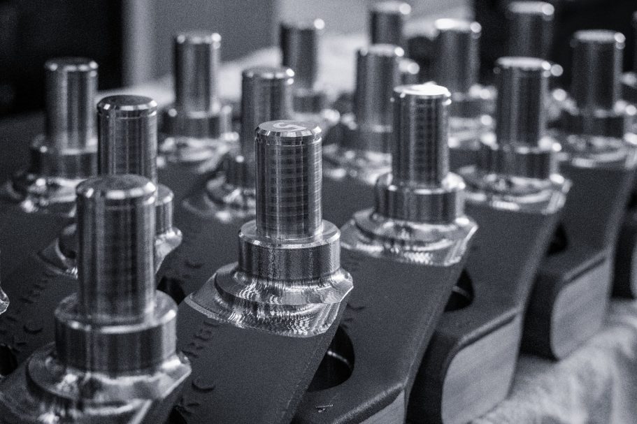 Detailaufnahme von metallenen Schraubenteilen in Schwarz-Weiß.