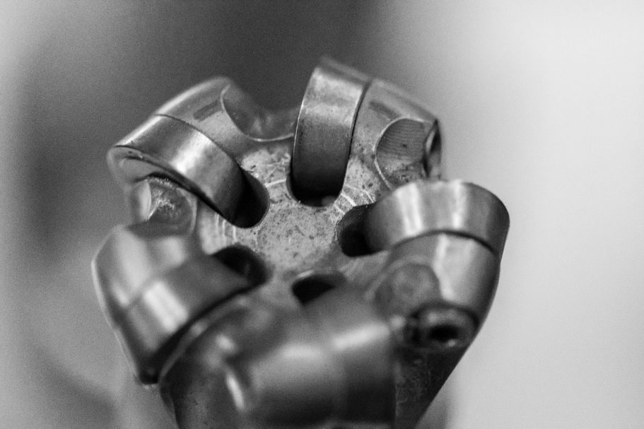 Detailaufnahme eines metallischen Werkzeugs mit mehreren gebogenen Kanten.